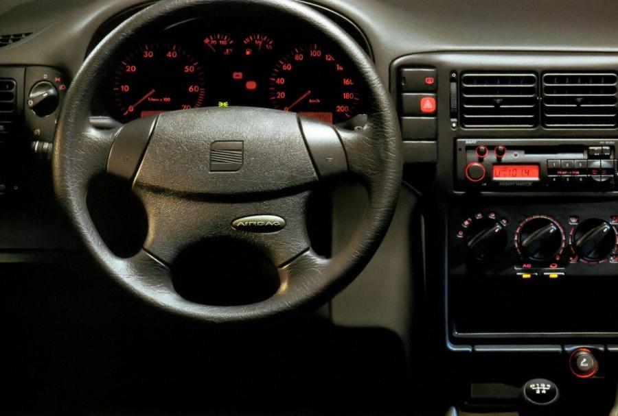 Панель приборов Seat Arosa (6H) 1997 года  (фото 2 из 2)